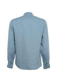 Lichtblauwe langharige blouse van linnen. Heeft een standaardkragen, knopen bij de manchetten en een relaxed fit met een rechte zoom.