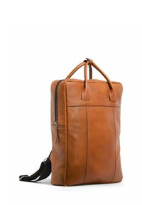 Sac à dos en cuir marron avec une texture lisse, de forme rectangulaire, deux poignées supérieures et une fermeture éclair sur le côté. Présente des détails de couture contrastée.