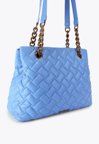 Borsa a tracolla in pelle blu trapuntata con manici a catena e hardware dorato. Presenta un pattern testurizzato a treccia e un design con apertura superiore.