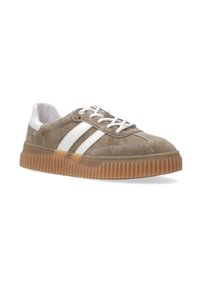 Beige suède sneakers met witte strepen en veters, voorzien van een dikke ribbelige gumzool en een witte gewatteerde hielkraag.