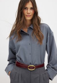 NA-KD STRIPED  - Pogājama blūze - grey pinstripe