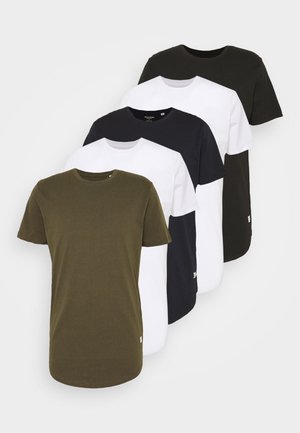 Cinq t-shirts à manches courtes en vert olive, blanc, bleu marine, noir et gris. En coton, avec des cols ronds et de discrets logos de marque en bas.
