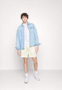 Tommy Hilfiger BROOKLYN - Calções - lemon twist