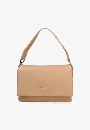 Sac à main en cuir beige avec un design structuré, une seule bandoulière et un accent de logo argenté à l'avant. Texture lisse, quincaillerie minimale.