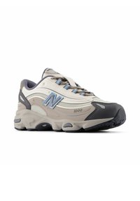 Sneaker New Balance 1000 beige, grigio e blu chiaro con suola in mesh e gomma, mostrato di lato su uno sfondo bianco.