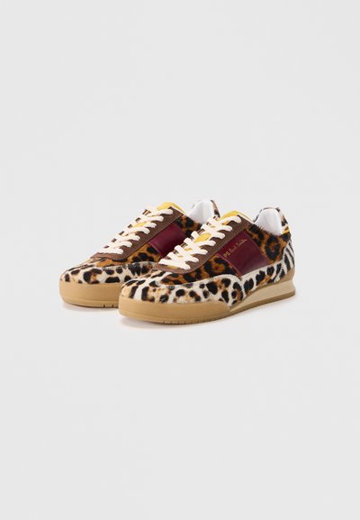 Sneaker con stampa leopardata, dettagli in suede marrone, lacci bianchi e suola di gomma. Presentano un pannello rosso di lato e un interno giallo.