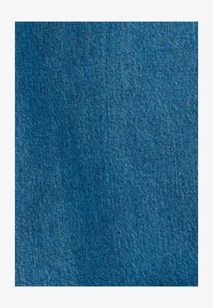 Blauer Denimstoff mit einer leicht strukturierten Oberfläche, die ein einheitliches Gewebe und subtile Farbvariationen aufweist.