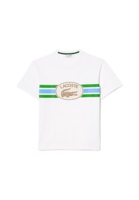 Camiseta blanca de manga corta con rayas horizontales azules y verdes, un logo ovalado beige texturizado con un motivo de cocodrilo.