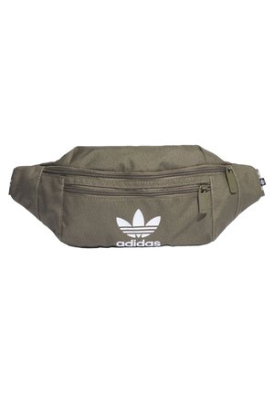 Oliwkowa nerka Adidas z dwoma zamykanymi na zamek kieszeniami i białym logo trefoil na środku z przodu.