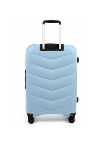 Svetle modrý tvrdý kufr s chevronovým vzorem, teleskopická černá rukojeť a čtyři černá kola pro snadnou manipulaci.
