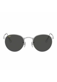 Occhiali da sole Ray-Ban con montatura in metallo argento, lenti ovali scure, bracci sottili e naselli regolabili. Accento del logo dorato sulla montatura.