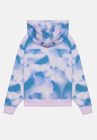Bluza z kapturem z abstrakcyjnym nadrukiem w odcieniach niebieskiego i fioletu, wykonana z miękkiego materiału, z prążkowanymi mankietami i dolnym wykończeniem. Na plecach znajduje się pełen wzór.