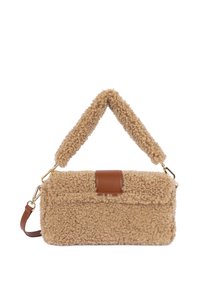 Sac à main en fausse fourrure beige avec une poignée arrondie, une sangle en cuir et des accessoires en or. Texture douce et forme rectangulaire.