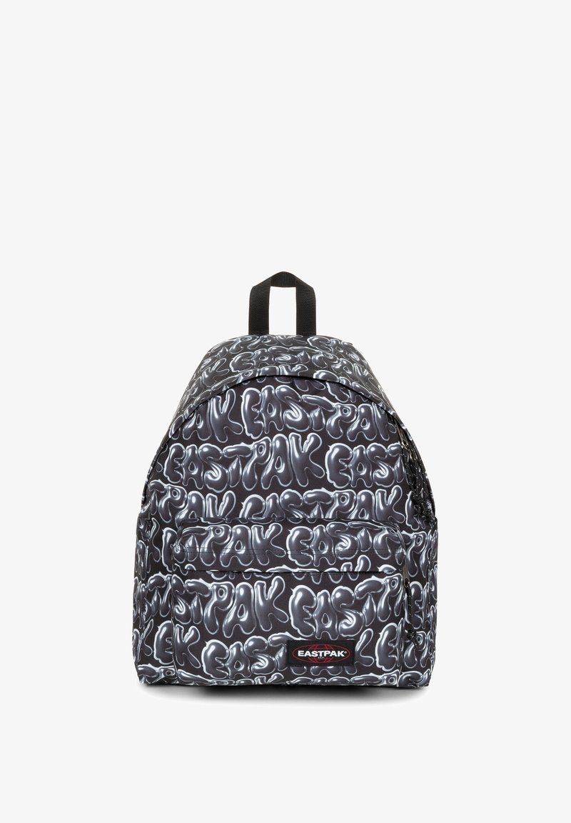 Mochila negra con un patrón repetitivo de texto blanco brillante. Cuenta con un bolsillo frontal con cremallera y un asa superior para llevar, diseñada para ser duradera.