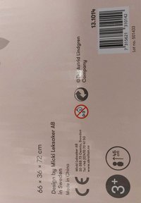 Imballaggio di giocattoli con sfondo rosa, testo in più lingue, un codice a barre e simboli di sicurezza. Dimensioni: 66 x 36 x 72 cm.