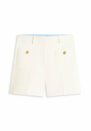 Roomkleurige shorts met twee voorzakken, elk voorzien van een gouden knoop, en riemlussen aan de tailleband.