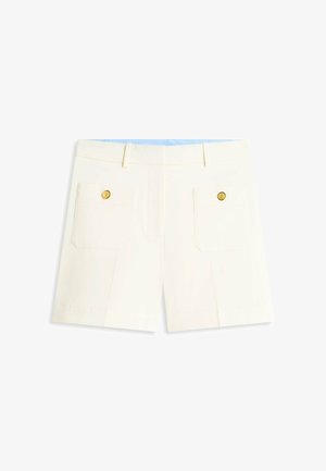 Roomkleurige shorts met twee voorzakken, elk voorzien van een gouden knoop, en riemlussen aan de tailleband.
