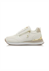 Zapatilla blanca de cuero con detalles dorados y un lateral con cremallera, talón texturizado y una suela de goma en contraste. Diseño clásico con cordones.