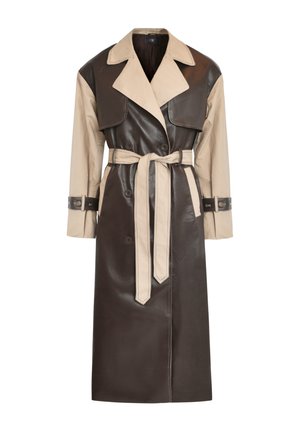 Trench coat in pelle marrone e beige con design doppiopetto, ampi revers, cintura in vita e polsini con bottoni. Tessuto liscio.