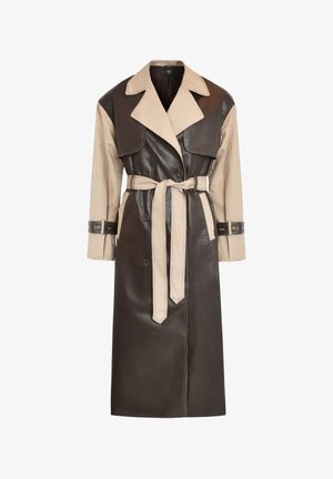Trench coat in pelle marrone e beige con design doppiopetto, ampi revers, cintura in vita e polsini con bottoni. Tessuto liscio.