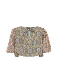 Blusa a maniche corte con un motivo geometrico multicolore su tessuto verde, con chiusura a fiocco sul collo e dettagli arricciati sulle maniche.