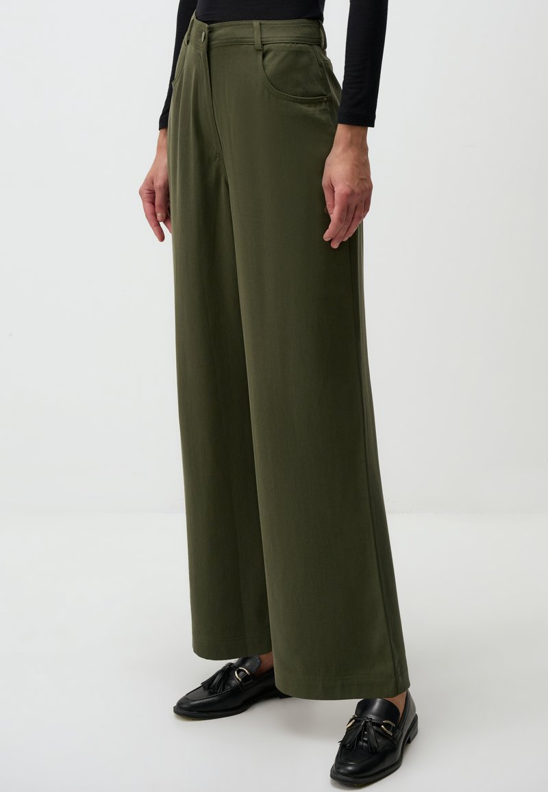 Pantaloni a gamba larga verde oliva realizzati in un tessuto morbido, con una vita alta, tasche frontali e un design pulito e semplice.