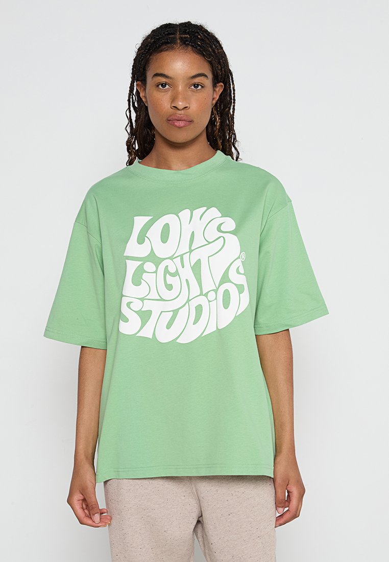 LOW LIGHTS STUDIOS® T-shirt print groen