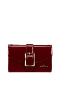 Červená peněženka z lakované kůže se zlatým detailem na přezce. Má klapkovou sponu a embosované logo na přední straně. Hladký, lesklý povrch.