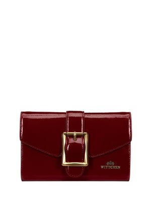 Rode patenten leren portemonnee met een gouden sluiting. Heeft een klep-sluiting en een geperst logo aan de voorkant. Glad, glanzend oppervlak.