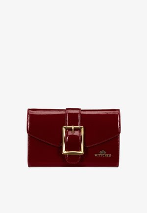 Punainen patentoitu nahkalompakko, jossa on kultasankazha yksityiskohta. Varustettu läpän sulkemisella ja kohokuvioidulla logolla edessä. Silkkinen, kiiltävä pinta.