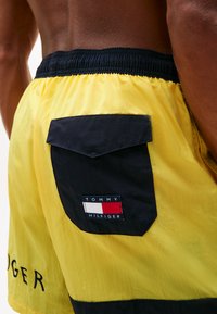 Tommy Hilfiger SAILING MEDIUM DRAWSTRING - Shorts da mare - marigold yellow