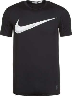Czarna sportowa koszulka Nike Pro z krótkim rękawem, dużym białym logo Nike z przodu i napisem "Nike Pro" wewnątrz kołnierza.