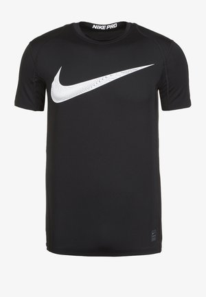 Camiseta deportiva negra de manga corta Nike Pro con gran logo blanco de Nike en la parte frontal y texto "Nike Pro" dentro del cuello.