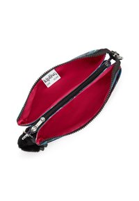 Pochette Kipling con due scomparti, esterno nero, fodera rosa vivace, chiusure a zip e dettaglio con pompon.