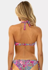 Zestaw bikini z topem na szyję o wielokolorowym wzorze paisley w odcieniach różu, niebieskiego i zielonego. Związania na szyi i w biodrach, gładka faktura.