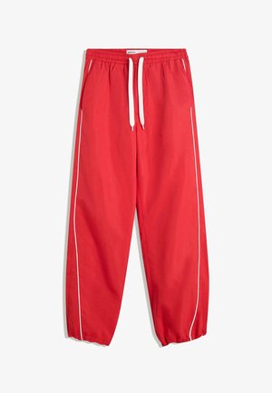 Rote, locker sitzende Stoffhosen mit elastischem Taillenzug und weißen Kordeln sowie seitlichen Paspeln. Das Material wirkt glatt und leicht.