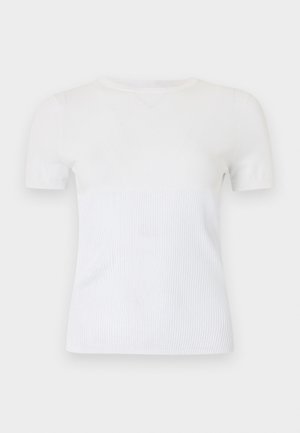 Biele tričko s krátkym rukávom vyrobené z rebrovaného úpletu. Má okrúhly výstrih a priliehavý strih. Hladká textúra po celej ploche.