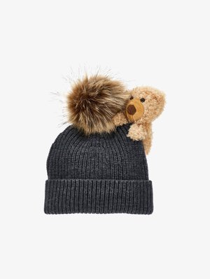 Gorro cinza-escuro tricotado com uma textura canelada, adornado com um pompom felpudo em tom beje e um pequeno urso de pelúcia preso na parte da frente.
