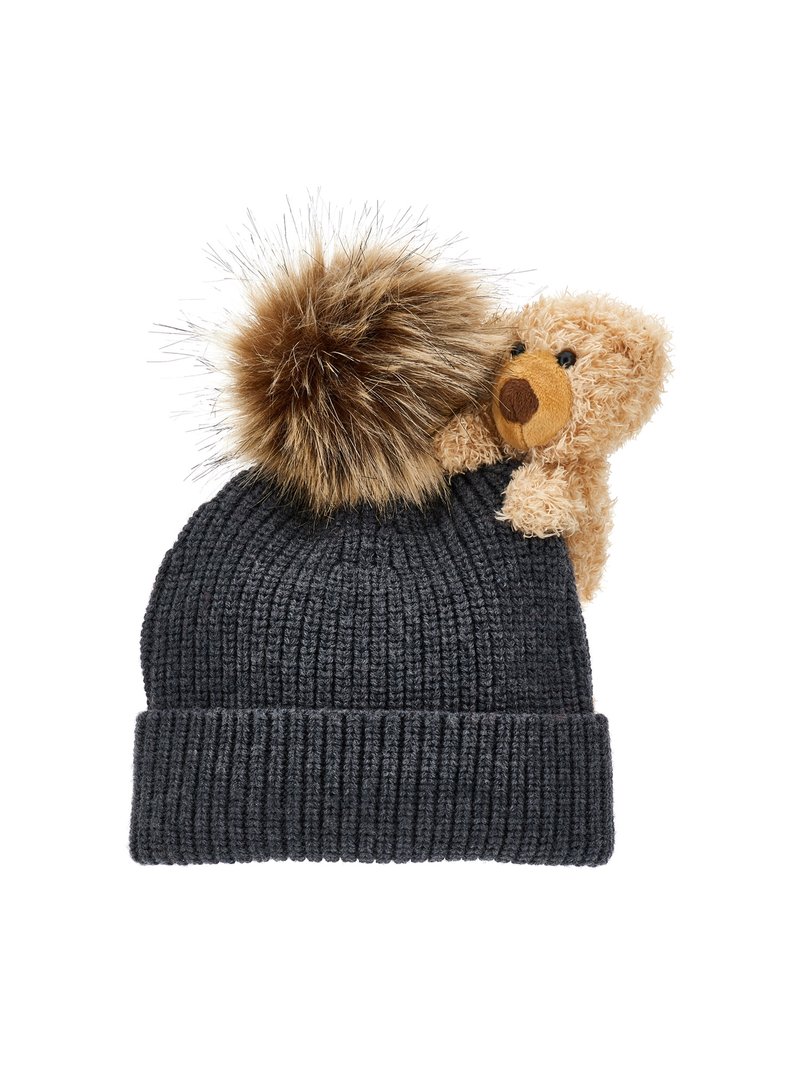 Gorro de punto en gris oscuro con textura acanalada, rematado con un pompón de peluche en color beige y un pequeño oso de peluche unido en el frente.