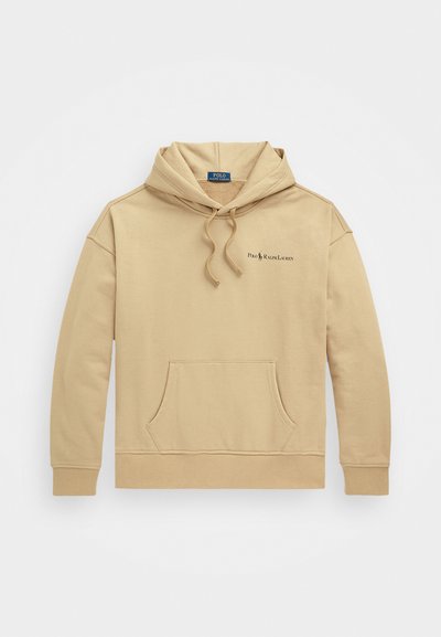 Bež hoodie s sprednjo žepom, kapuco na vrvico in žametenimi manšetami. Ima črn logotip na levem prsnem delu in mehak bombažni material.