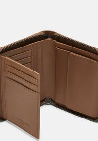 Portafoglio in pelle marrone con più scomparti per carte, una tasca per monete e chiusura a zip. Interno texturizzato per una conservazione sicura.