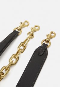 Sangle en cuir noir avec quincaillerie dorée, présentant une chaîne et des fermoirs à homard, des coutures détaillées sur le cuir et un design élégant.