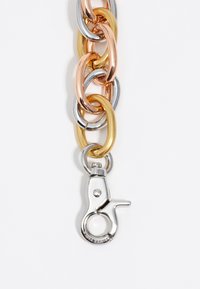 Metalowy łańcuch ogniwowy z mieszanymi wykończeniami: błyszczącego srebra, złota i różowego złota. Zawiera srebrny zapięcie typu lobster na końcu. Polerowana powierzchnia.