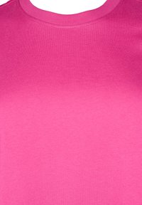 Kurzärmliges T-Shirt mit Rundhalsausschnitt in einem lebhaften Pink, aus weicher Baumwolle mit glatter Textur und einfarbigem Muster.