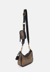 Sac à épaule en simili cuir noir et or avec un motif en écailles de poisson, comprenant une petite pochette amovible, un matériel doré et une bandoulière réglable.