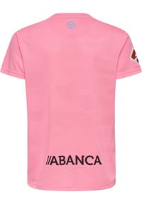Różowy sportowy t-shirt z teksturowanym wzorem, okrągłym dekoltem, krótkimi rękawami oraz wyraźnym czarnym logo "//ABANCA" na dole.