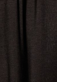 Dunkelbrauner Stoff mit einer weichen, strukturierten Oberfläche, der ein dezentes Webmuster aufweist. Das Material zeigt leichte Farbvariationen.