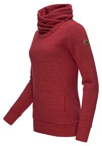 Pullover rosso a maniche lunghe da donna con collo a imbuto alto e stratificato e una piccola toppa rotonda sulla manica superiore.