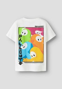 Camiseta blanca de algodón con un gráfico de dibujos animados colorido que muestra seis figuras abstractas en verde, rosa, azul, naranja y amarillo. Texto negro y borde de acento.