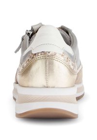 Sneaker met een gouden metallic hiel, grijze leren bovenkant, witte accenten en een ritssluiting. Geprofileerde details langs de hiel voor extra interesse.